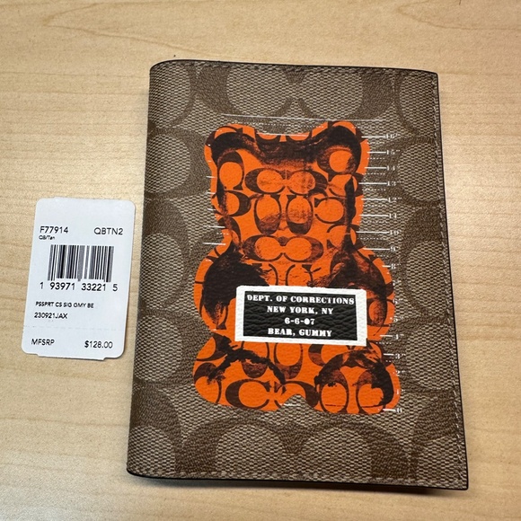 RARE! NWT! Coach Vandal Gummy Bear Passport holder F77914 - Picture 7 of 7